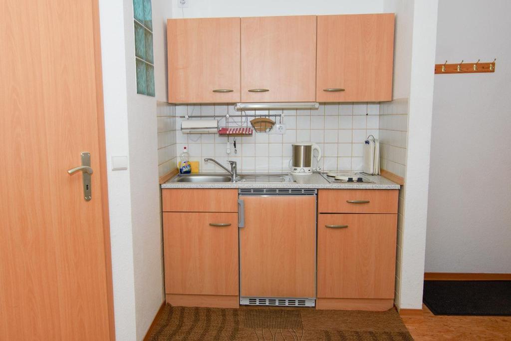 Ferienwohnung-fuer-2-Erwachsene-auf-Ruegen-FeWo2li photo 4