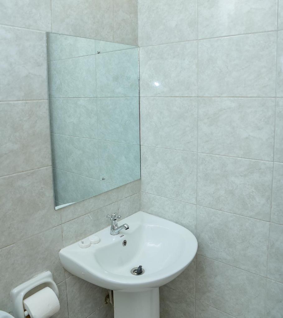 Serenity Getaway STUDIO apartment near JKIA & SGR with KING BED, WIFI, NETFLIX and SECURE PARKING photo 3