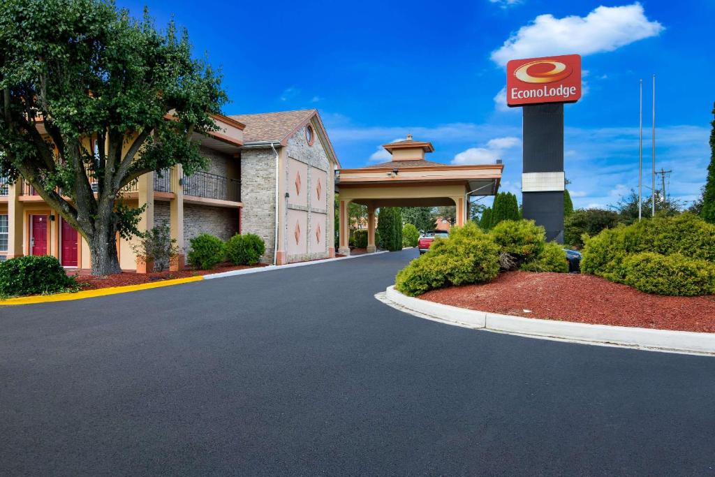 Econo Lodge Princess Anne image