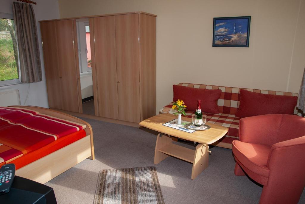 Doppelzimmer-mit-Gemeinschaftsbad-fuer-2-Personen-auf-Ruegen-H3Zi1 photo 2