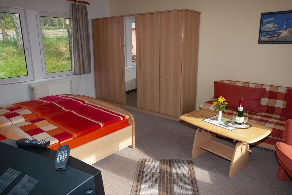 Doppelzimmer-mit-Gemeinschaftsbad-fuer-2-Personen-fuer-die-Stoertebeker-Festspiele-H3Zi2