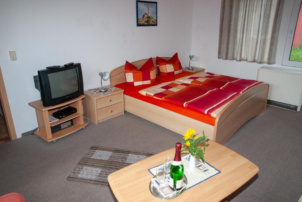 Doppelzimmer-mit-Gemeinschaftsbad-fuer-2-Personen-fuer-die-Stoertebeker-Festspiele-H3Zi2 photo 1