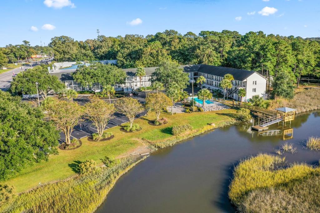 Charleston Creekside Inn image