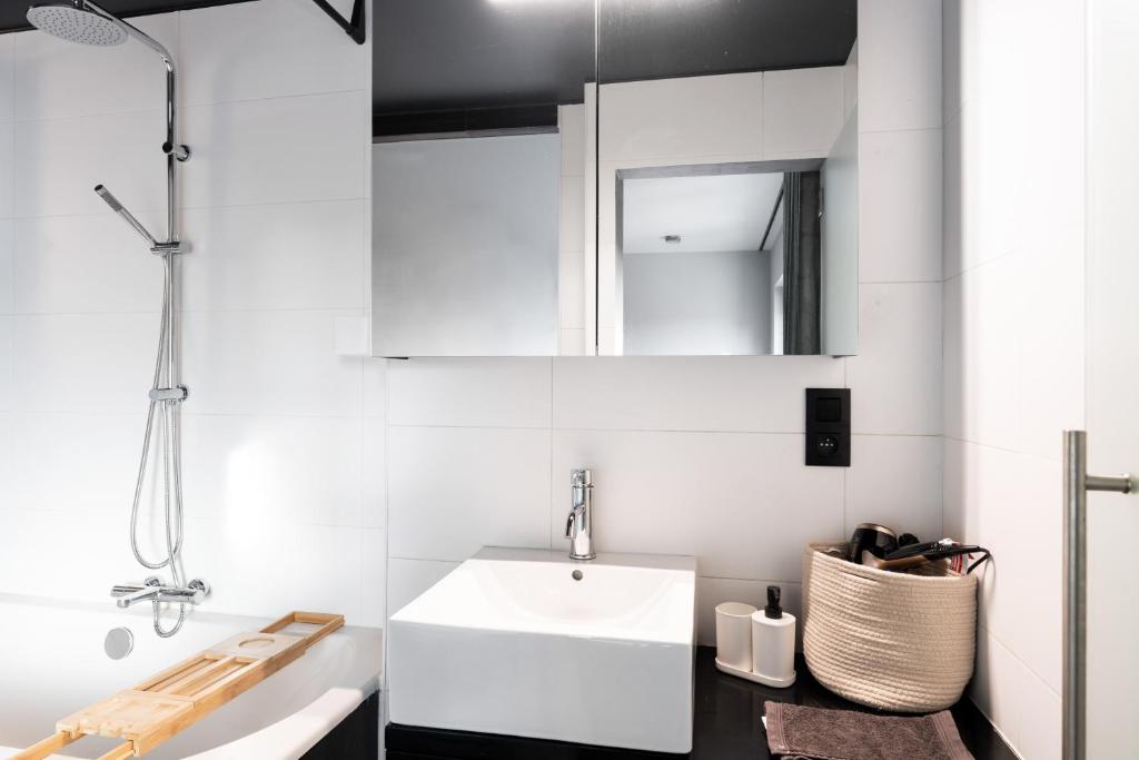 Spacious & Chic House in Center photo 4