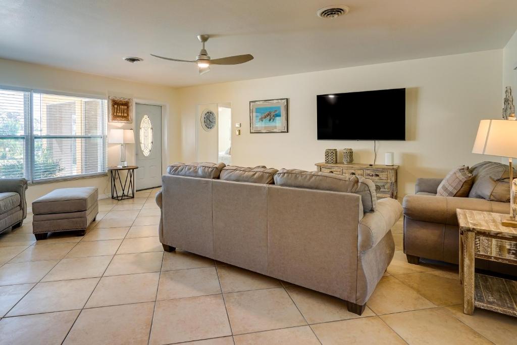 Pet-Friendly Englewood Home - 4 Mi to Beach! photo 3