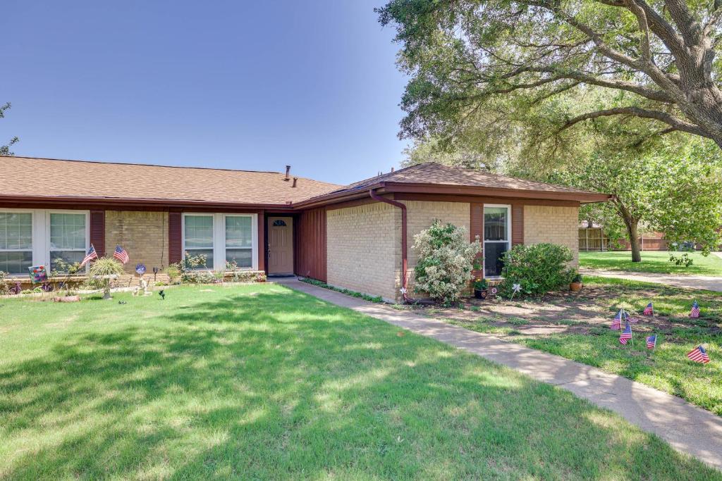 Charming Fort Worth Retreat about 12 Mi to Dtwn! photo 2