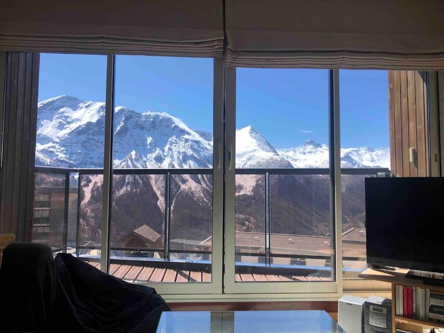 Appartement traversant 4 pers pied des pistes vue imprenable balcon et parking privé couvert
