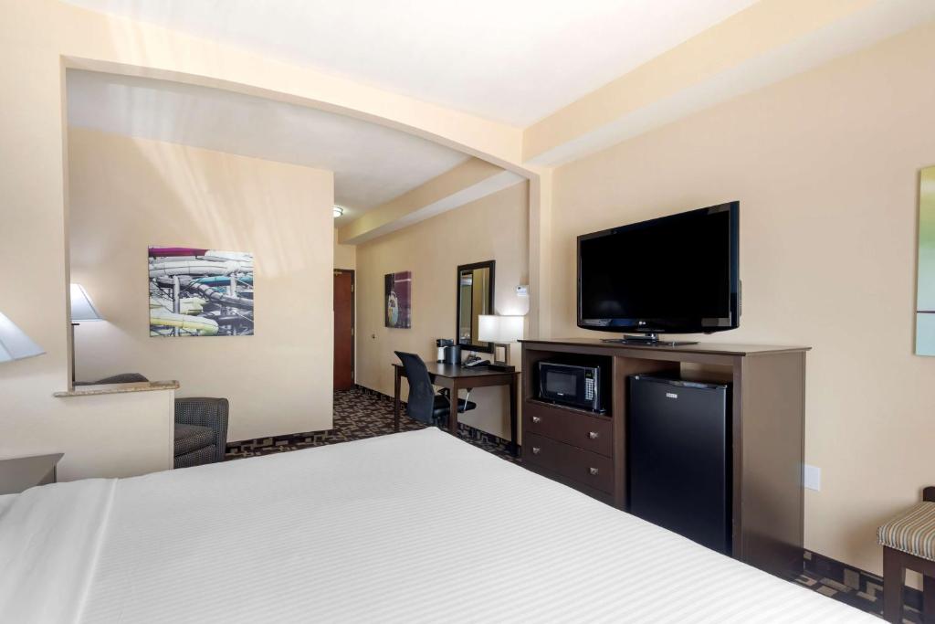 Best Western Plus Arlington North Hotel & Suites - Tap to explore photos