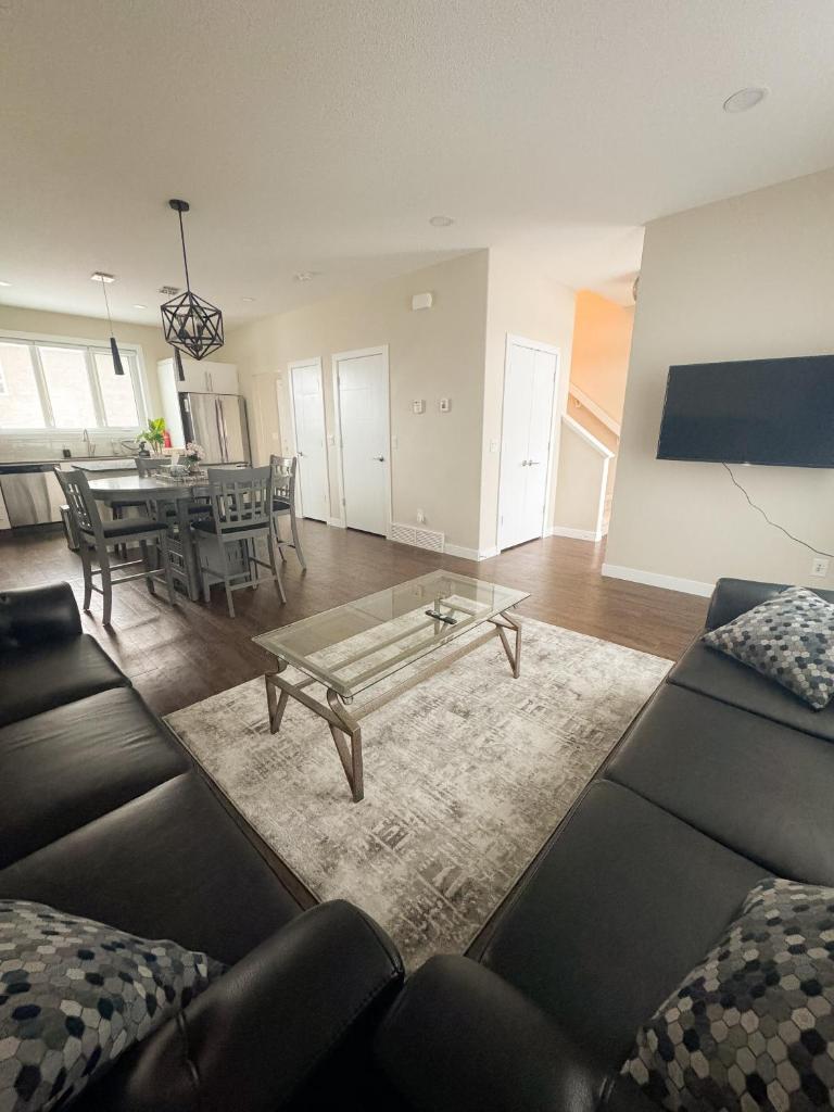 Entire house to yourselves - NO basement sharing photo 3
