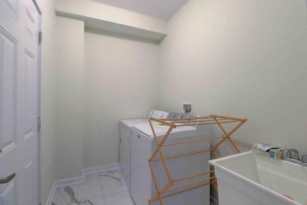 Modern NEW Build in Caledonia photo 3