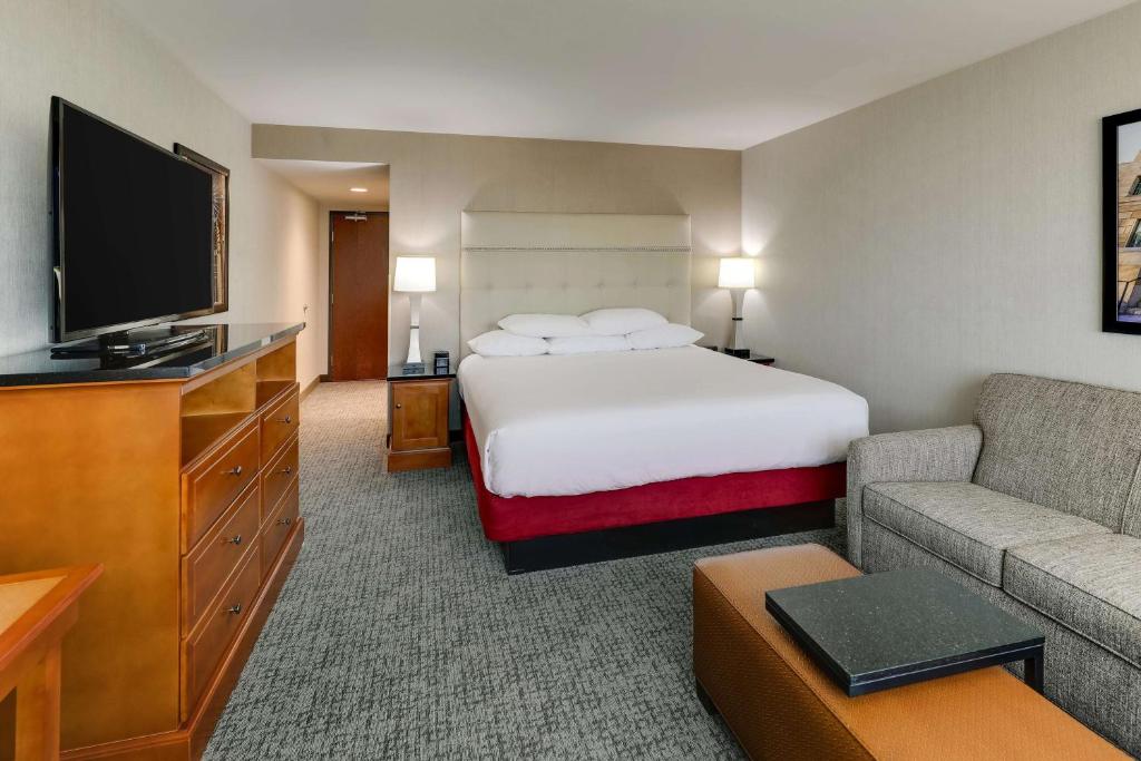 Drury Inn & Suites Phoenix Airport - Tap to explore photos