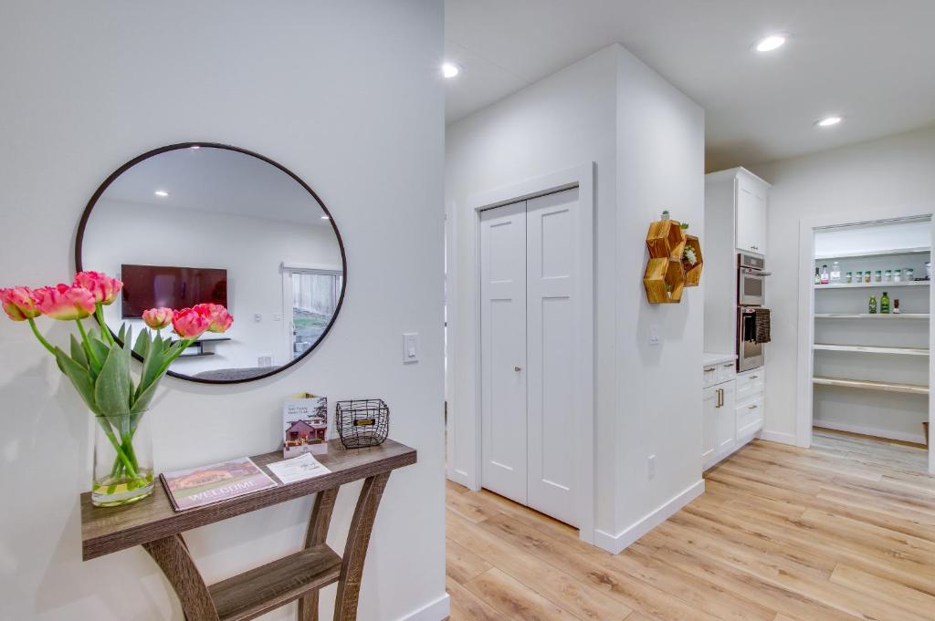 Modern Vacation Rental in Kirkland with Backyard! photo 3