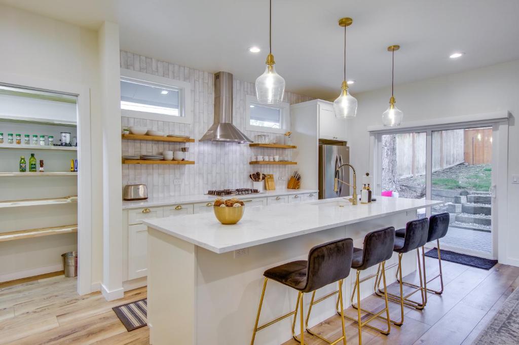 Modern Vacation Rental in Kirkland with Backyard! photo 4
