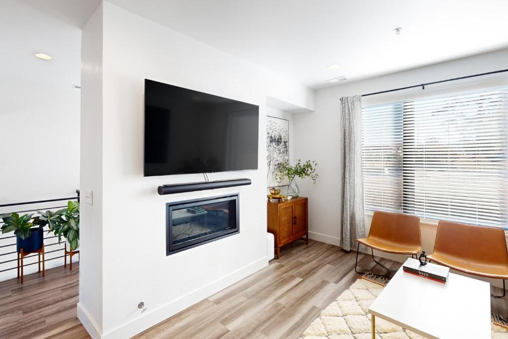 Modern Peaks Townhome photo 1
