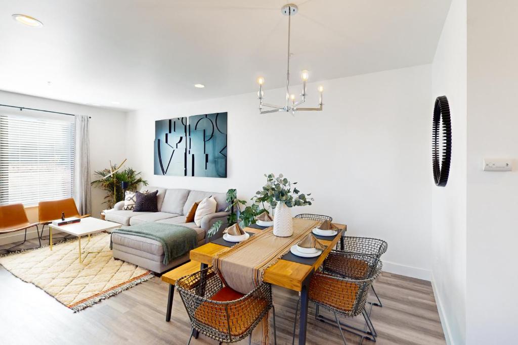 Modern Peaks Townhome photo 4
