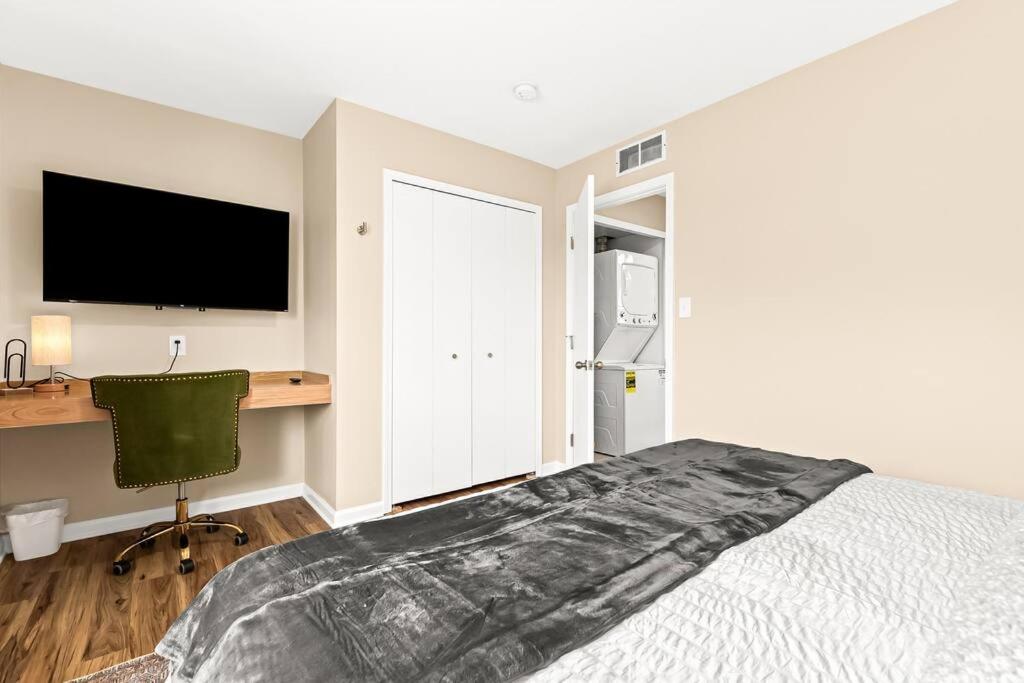 Newly Renovated Flat near Downtown Roseville photo 2