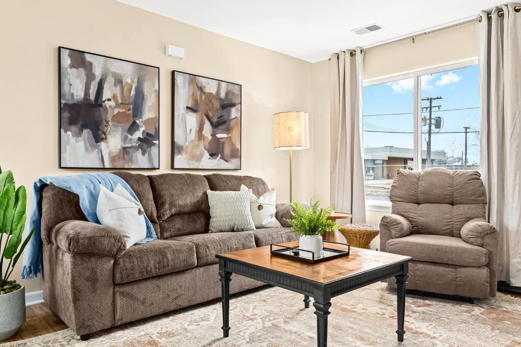 Newly Renovated Flat near Downtown Roseville photo 3