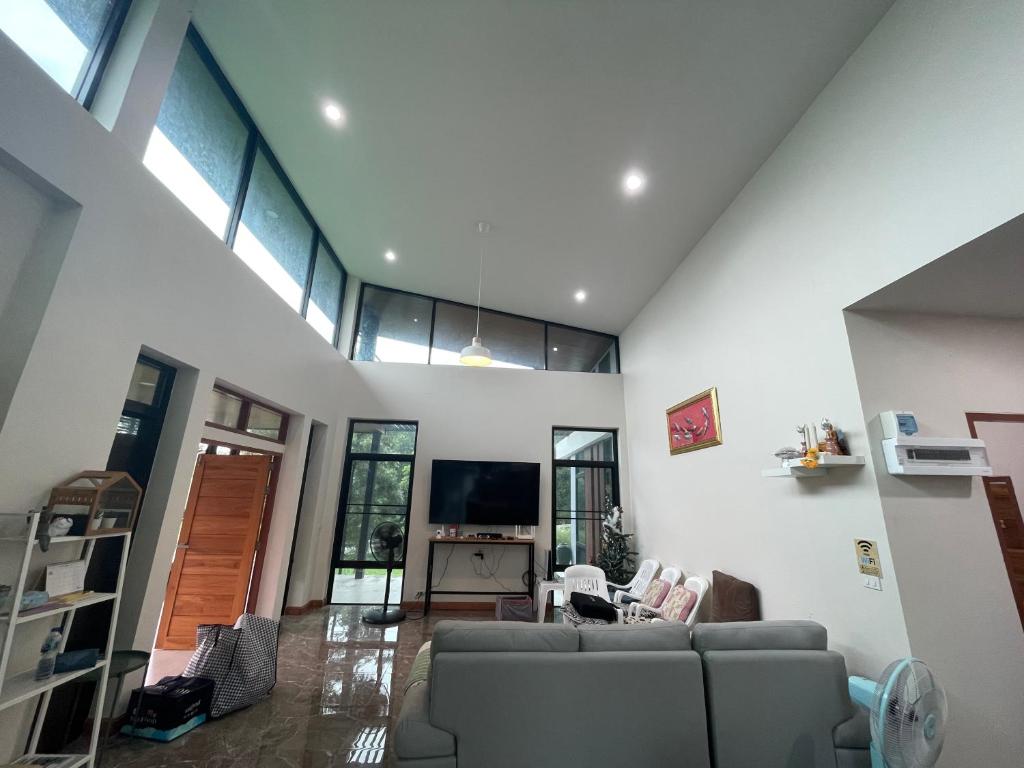 Mountain hills house photo 4