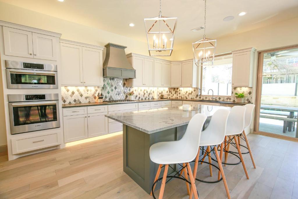 Contemporary, Luxury Retreat on Lake LBJ with Heated Pool photo 4