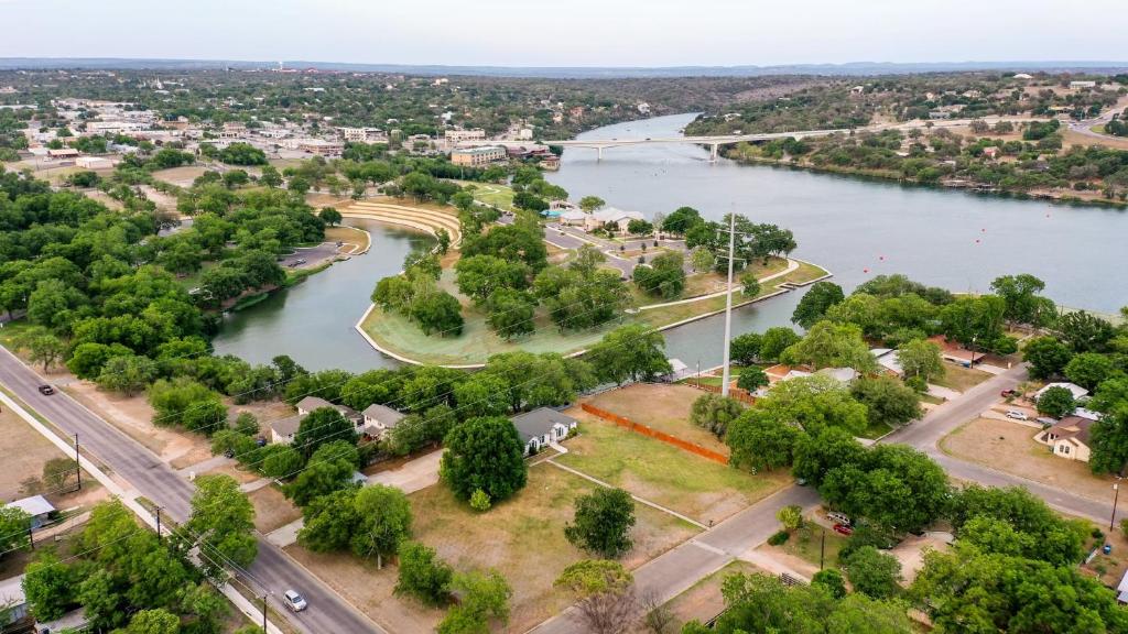 Lake Marble Falls Waterfront, House, Wet Slip, Huge Yard photo 4