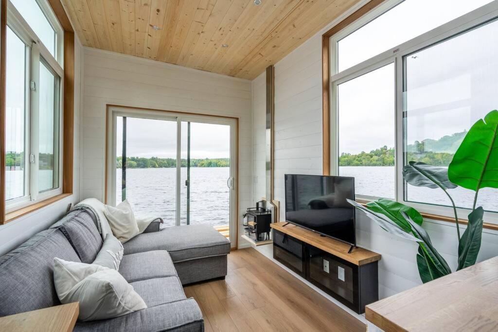 Allure Muskoka Houseboat photo 3