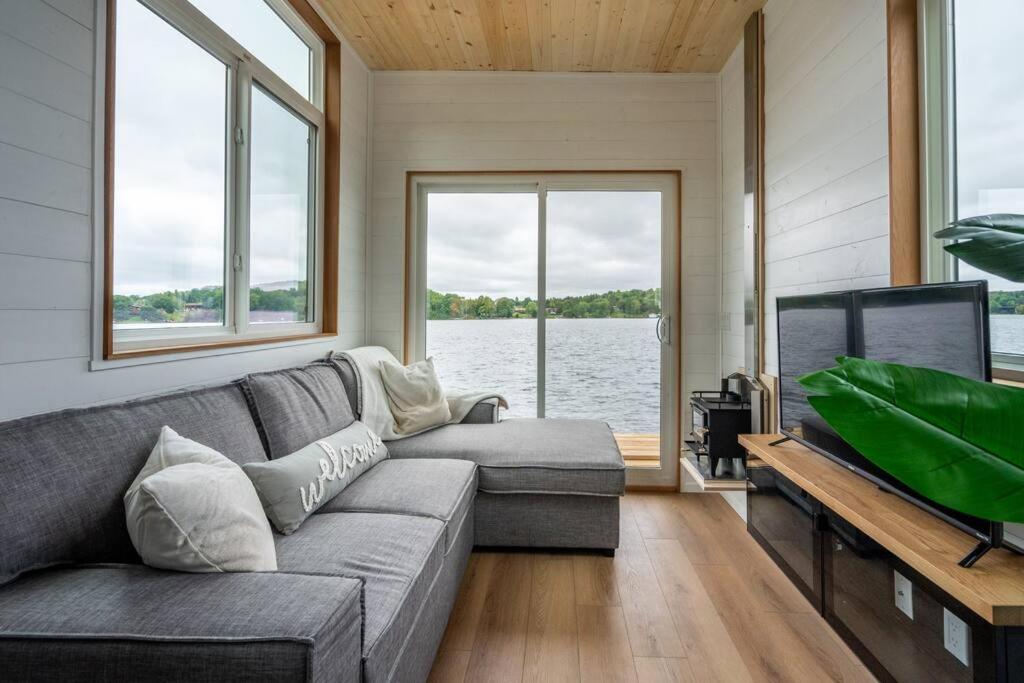 Allure Muskoka Houseboat photo 2