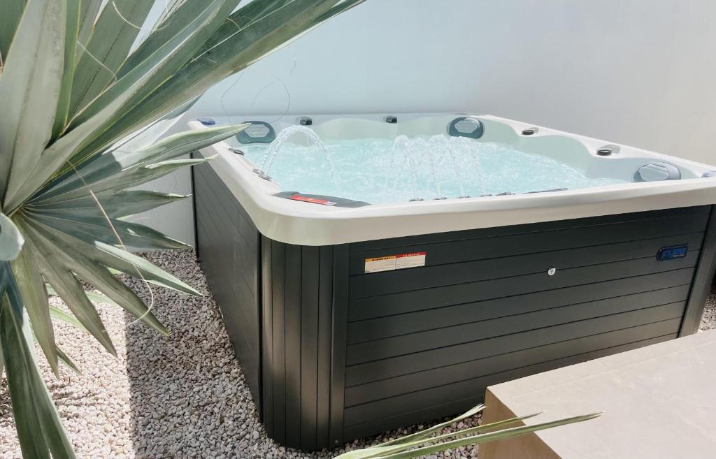 Luxury studio with private jacuzzi near beaches photo 2