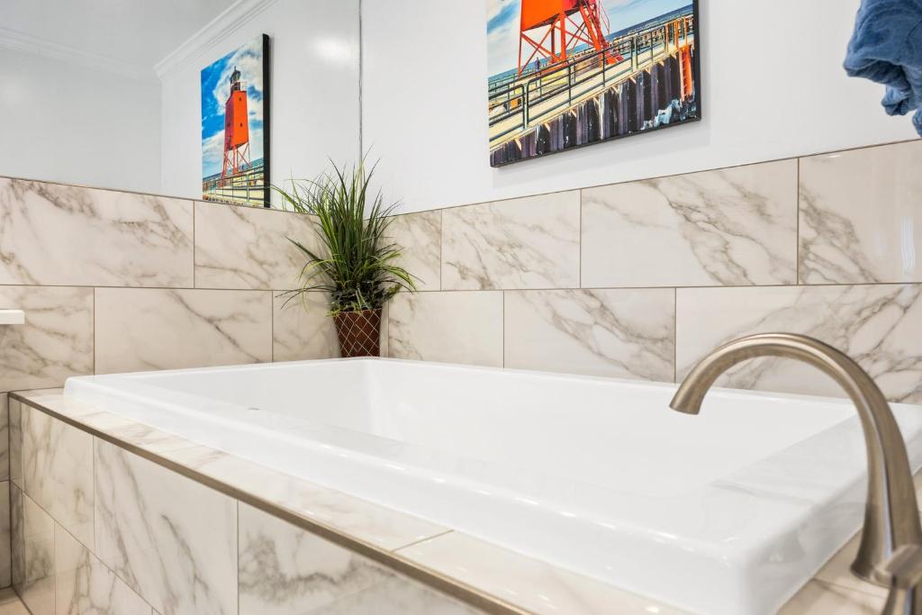 Beachside 102 with Direct Access to the Beach and Pool and Hot Tub image