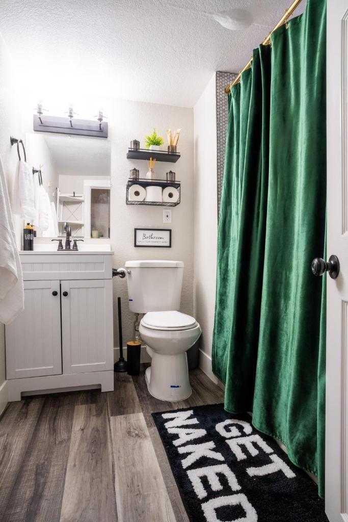 Rocky Mountain Haven-Modern 2BD, 1BA Basement Retreat in Lakewood image