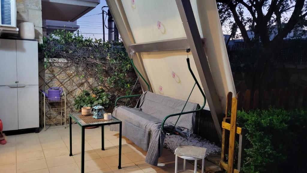 M & M Airport Stop Garden Apartment photo 2