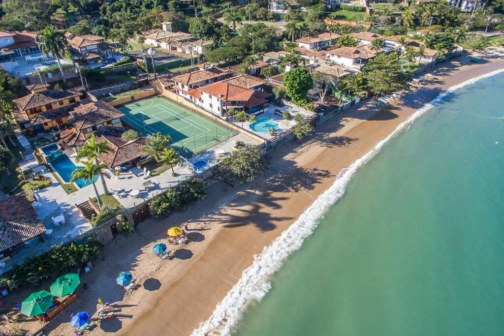 Cinematográfica Mansão Pé na Areia da Ferradura com Treze Quartos Por Luxury Rentals