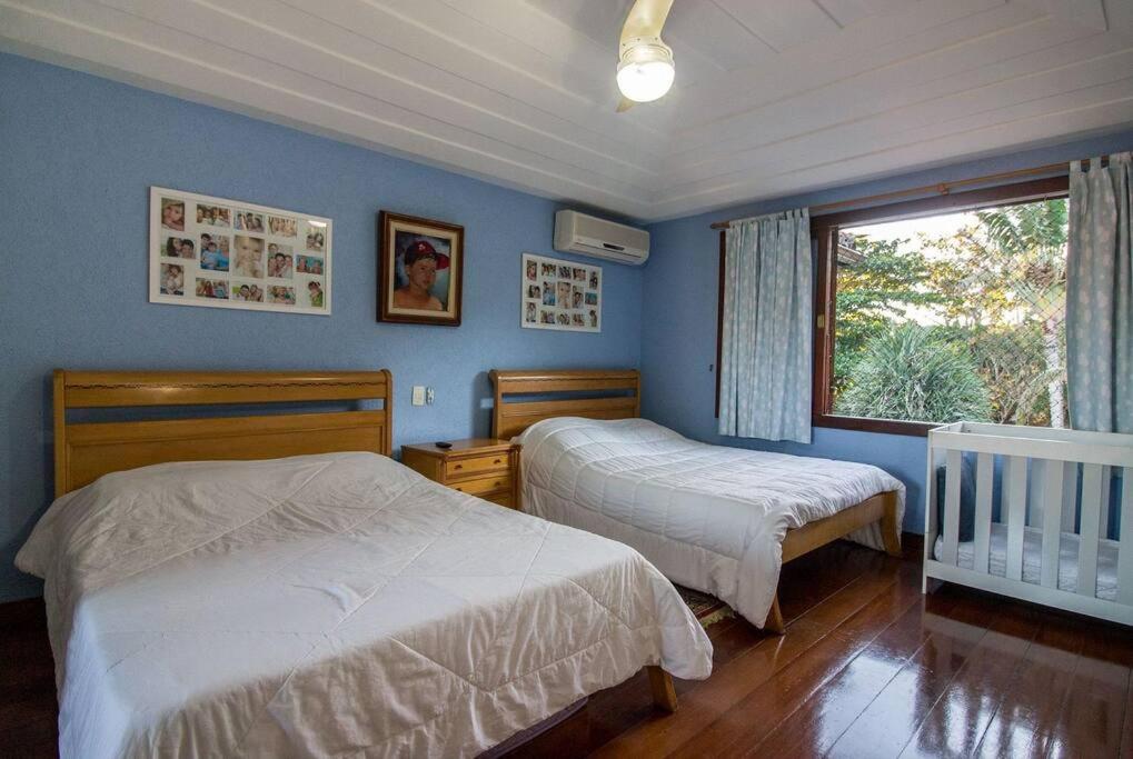 Cinematográfica Mansão Pé na Areia da Ferradura com Treze Quartos Por Luxury Rentals photo 1