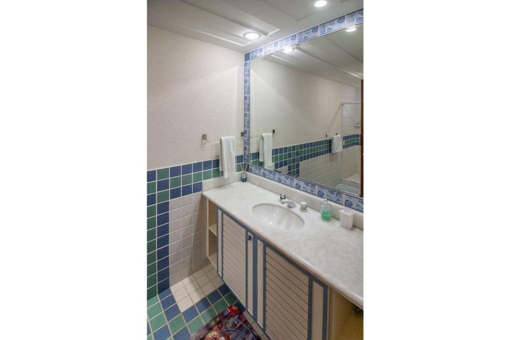 Cinematográfica Mansão Pé na Areia da Ferradura com Treze Quartos Por Luxury Rentals photo 4