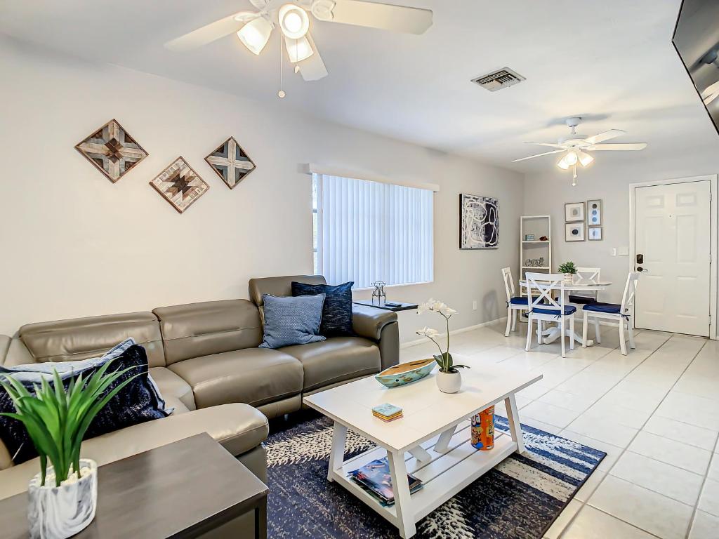 Lovely 2BR 1B House image