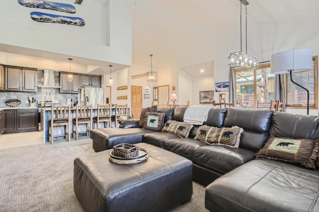 White Wolf #890 - Great Home with Private Outdoor Hot Tub - Shuttle to Slopes image