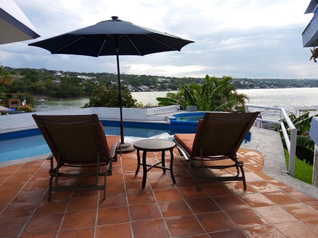 Casa Azul en la orilla del Lago Tequesquitengo photo 2
