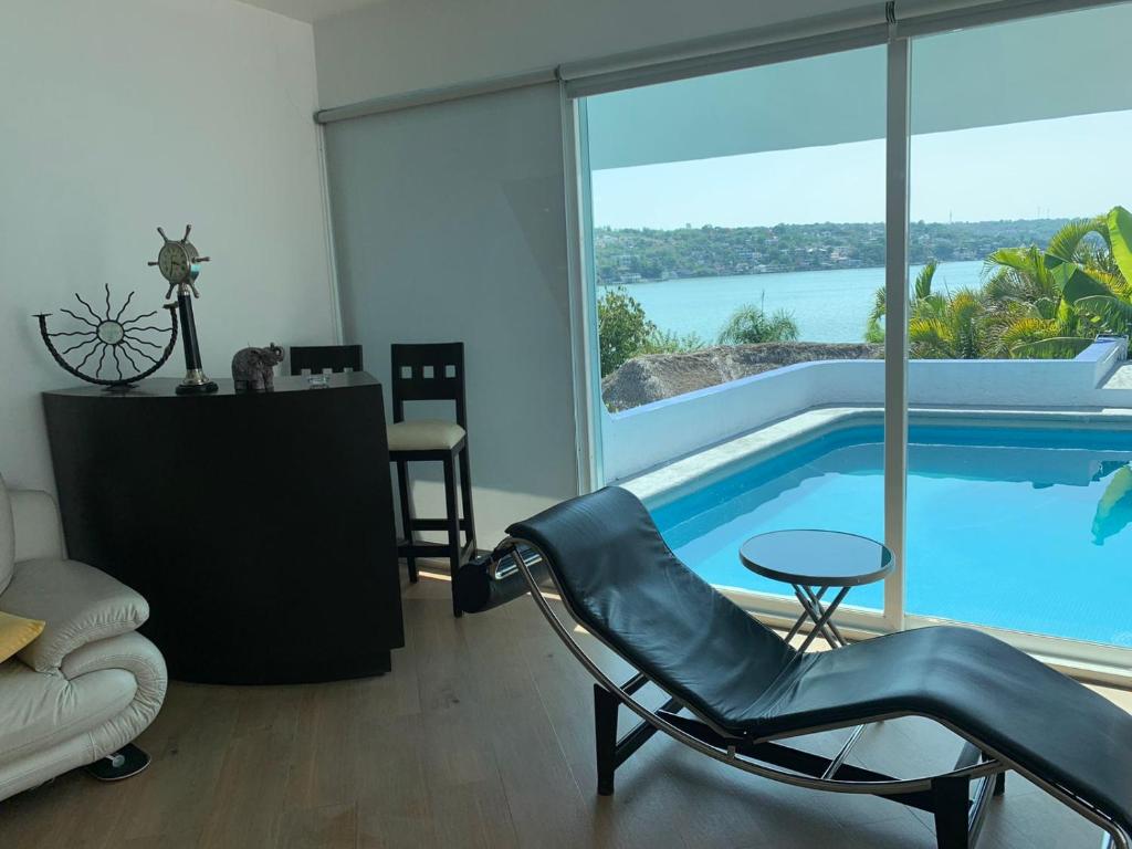 Casa Azul en la orilla del Lago Tequesquitengo photo 1