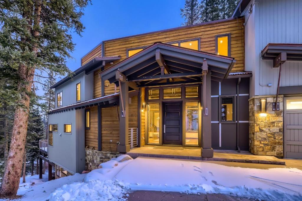 Parade of Homes triple award winning estate, short WALK TO SLOPES, sprawling modern luxury!! photo 1