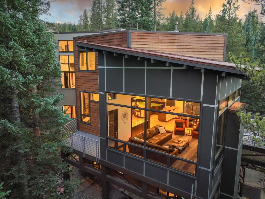 Parade of Homes triple award winning estate, short WALK TO SLOPES, sprawling modern luxury!! photo 3
