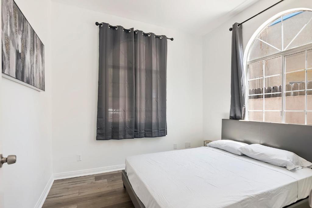 Modern loft close to Universal studio and Hollywood for 8 - Tap to explore photos