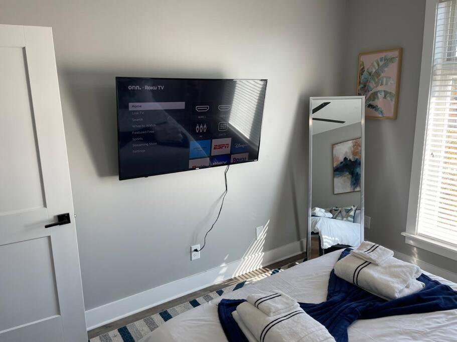 Pet friendly Wi-Fi luxury gated community downtown Greenville photo 3