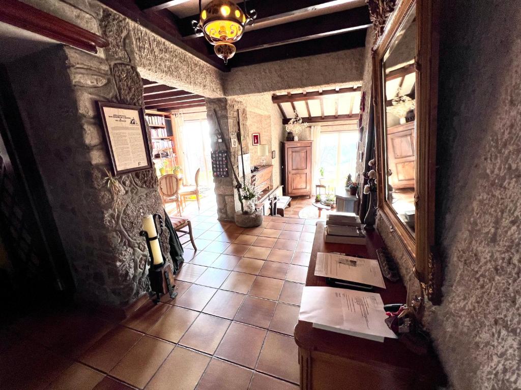 Grande maison en pierre à la campagne, belle vue photo 1