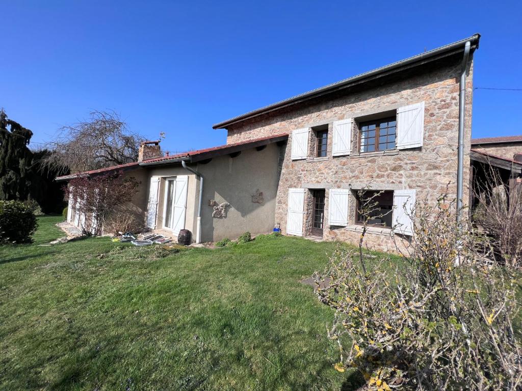 Grande maison en pierre à la campagne, belle vue photo 3