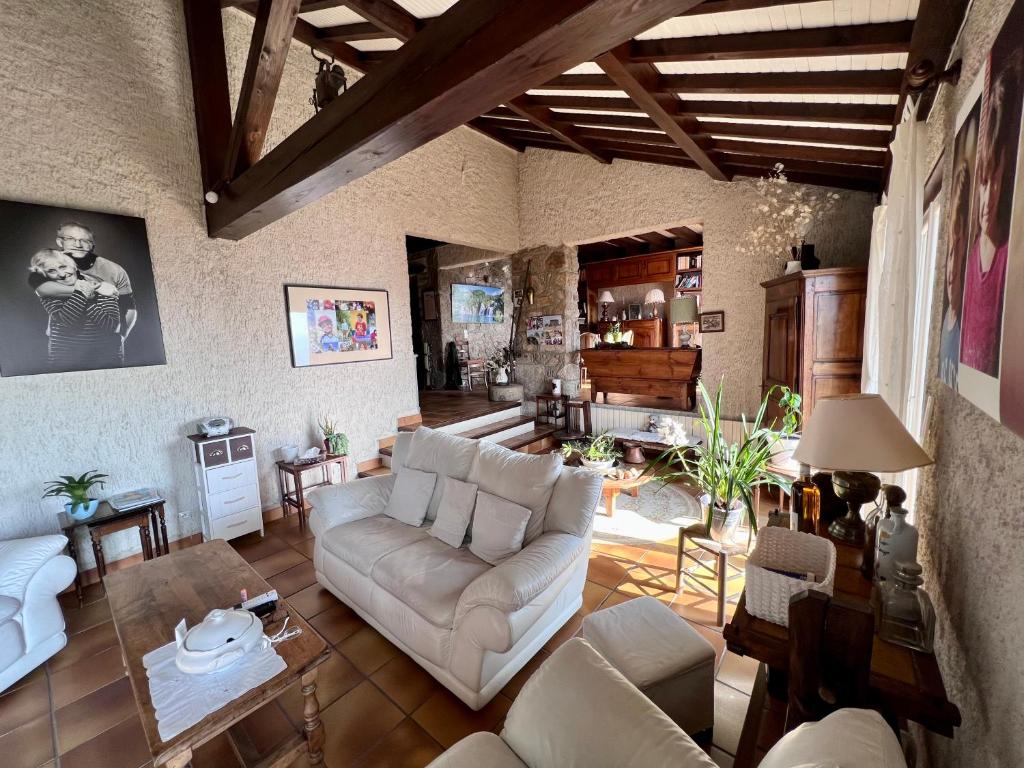Grande maison en pierre à la campagne, belle vue photo 4