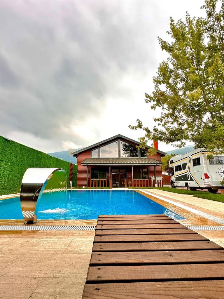 sapancafamilyresort Isıtmalı jakuzili havuzu ile Ahşap aile villası