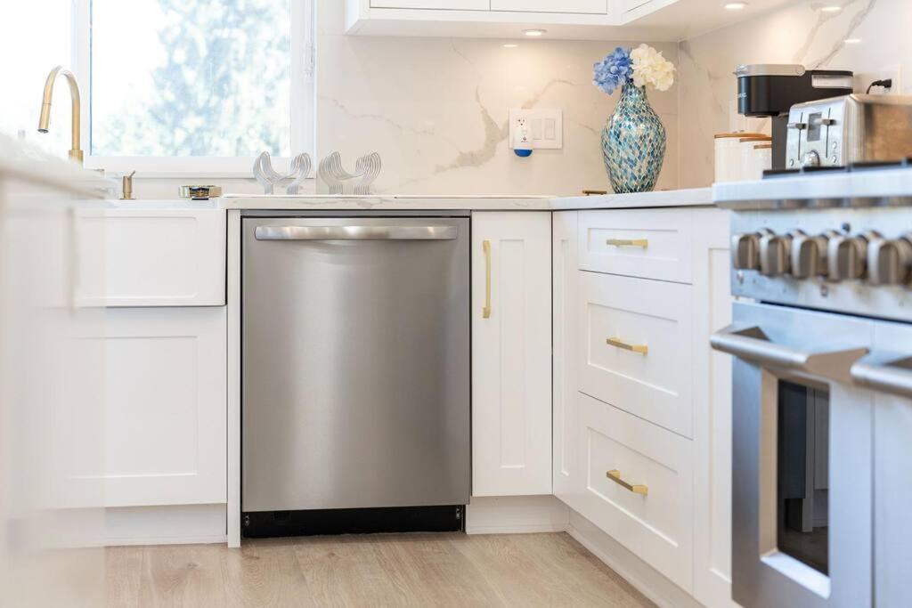 A Custom Luxury House Near Metrotown/YVR/SFU photo 1