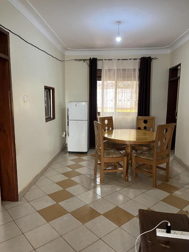 Inviting 3-Bed House in Akright City Jennifers photo 1