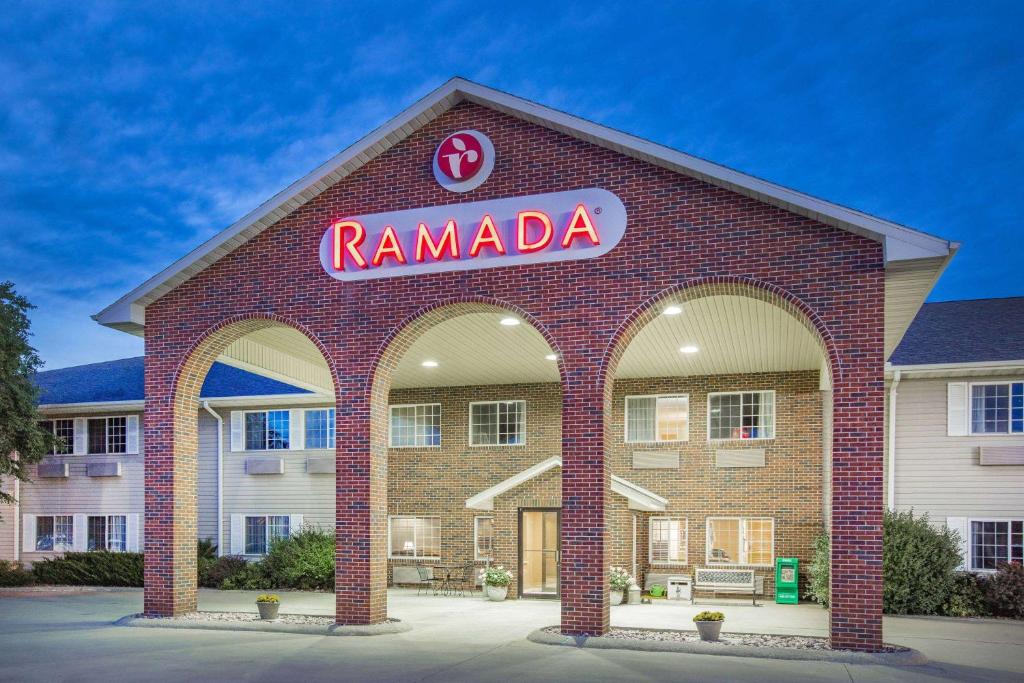 Ramada by Wyndham Spirit Lake/Okoboji photo 1