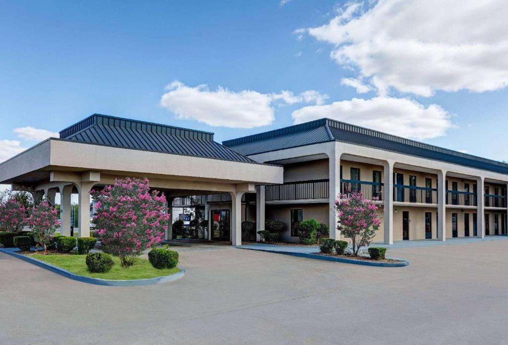Days Inn by Wyndham Greenville MS image