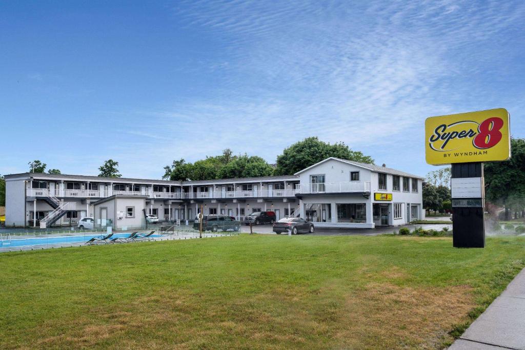 Super 8 by Wyndham Niagara Falls ON photo 1